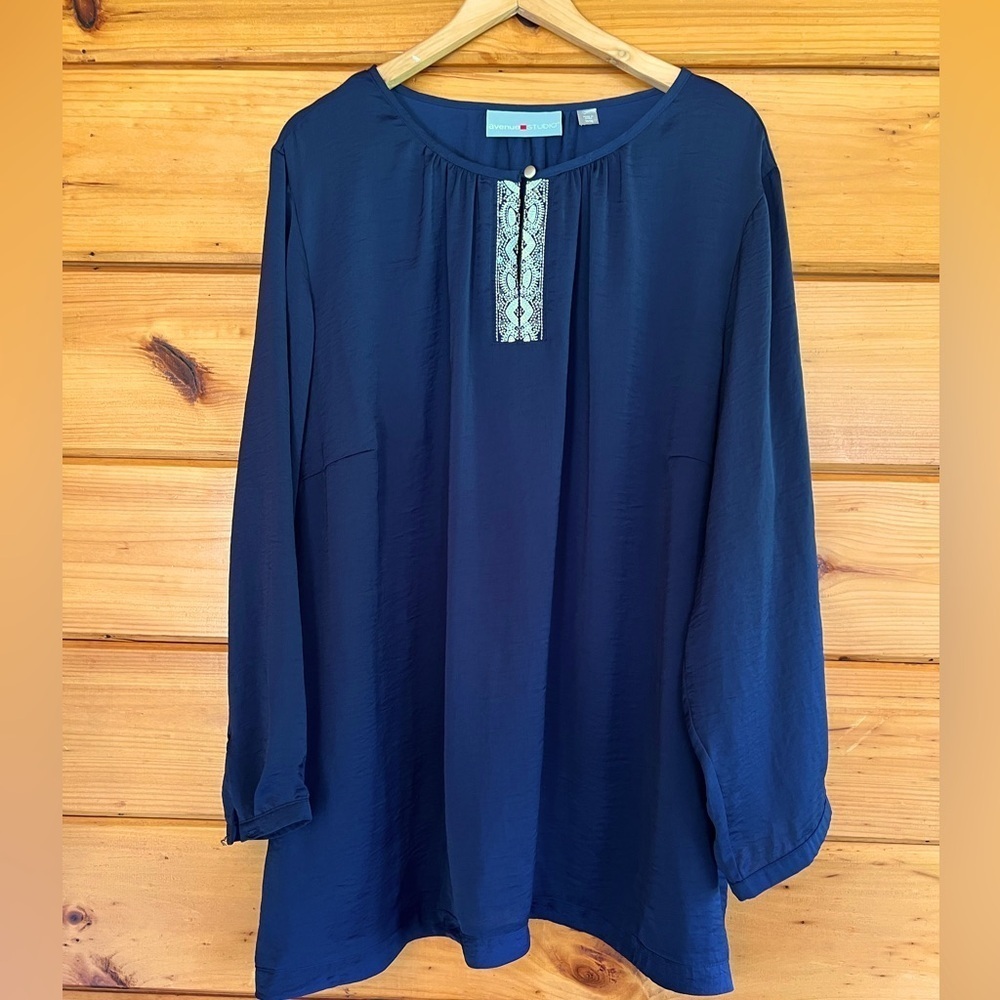 AVENUE Studio Navy Embroidered Sequins front blouse top shirt tunic 26/28